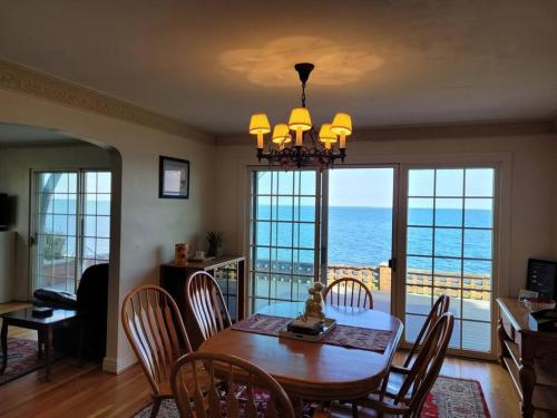 On the Water Spacious Comfortable Historic House — 4-Star Luxury Hotel in West Haven, United States