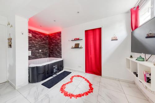 La Belle Hirondelle Love Room Jacuzzi — hotel in Morangis