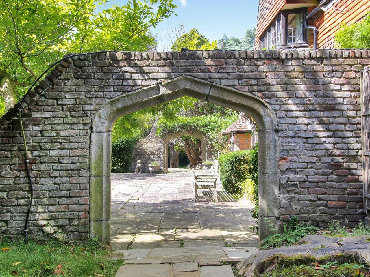 Ridge Hill Manor — East Grinstead — photo 3