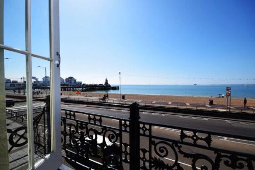 Spacious 3 Bedroom Beachfront Property with Amazing Sea Views — 4-Star Luxury Hotel in Southsea, United Kingdom