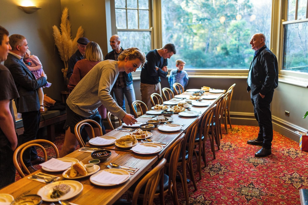 Alpine Hotel Eat Drink Sleep — Warburton