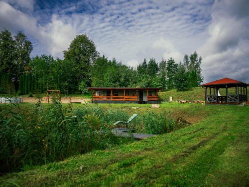 Domek na Mazurach nad stawem z jacuzzi — hotel in Pasym
