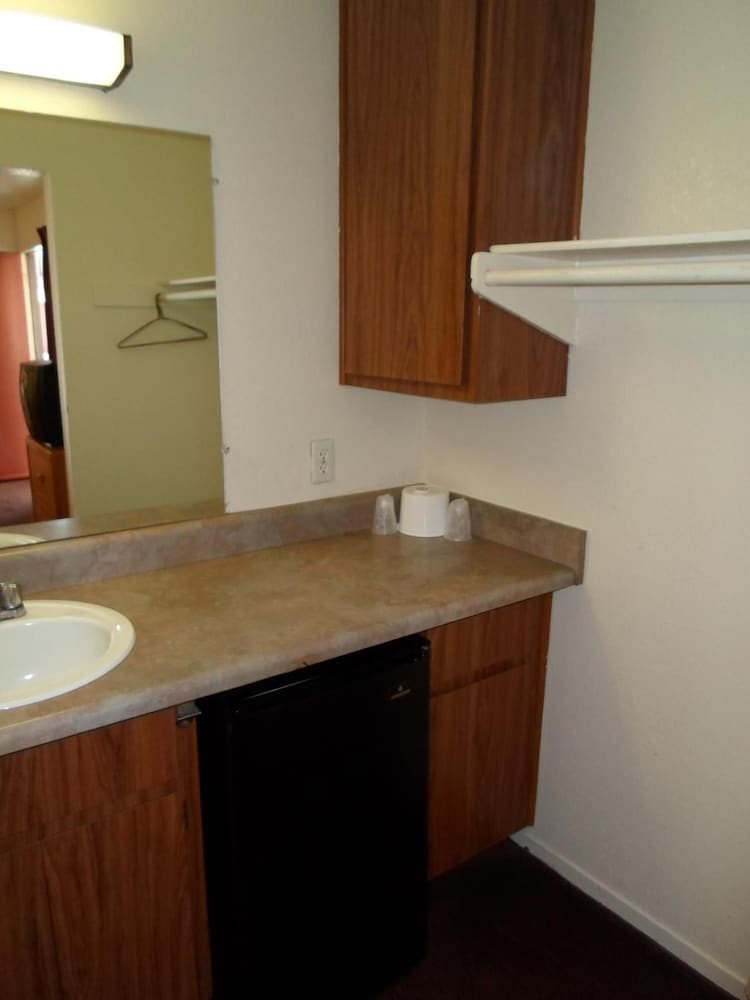 E Z 8 Motel Newark - photo 11