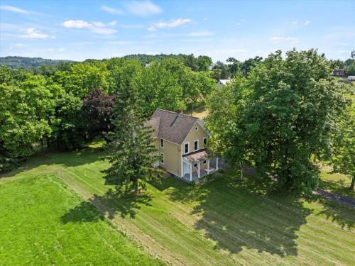 Hudson Restored Farmhouse with Fire Pit — 4-Star Luxury Hotel in Hudson, United States