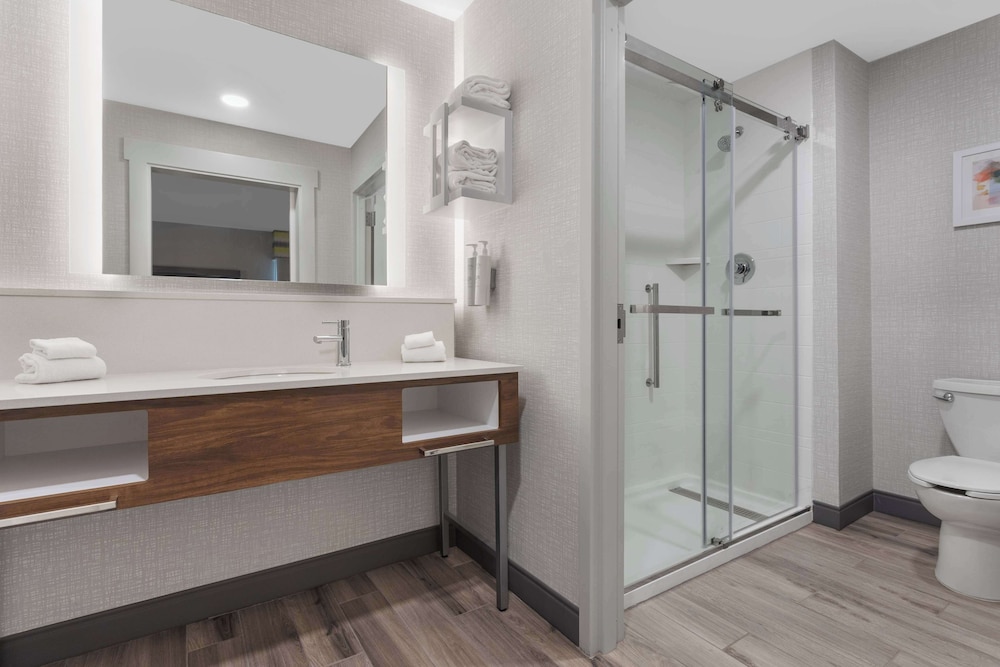 Hampton Inn & Suites Lincoln Northeast I 80 - photo 21