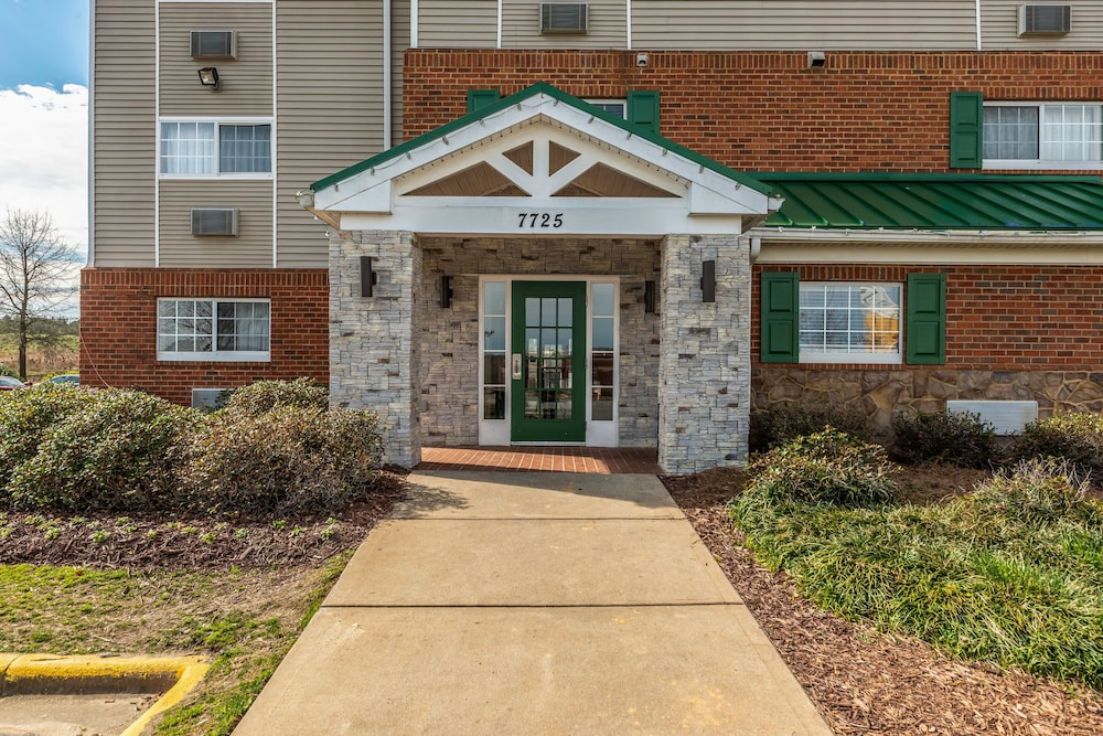 HomeTowne Studios & Suites by Red Roof Charlotte Concord - photo 24