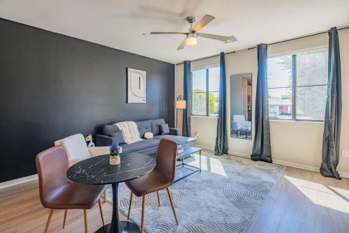 Stylish 1BR Uptown Biltmore Gym Pool Parking WD — 4-Star Luxury Hotel in Phoenix, United States