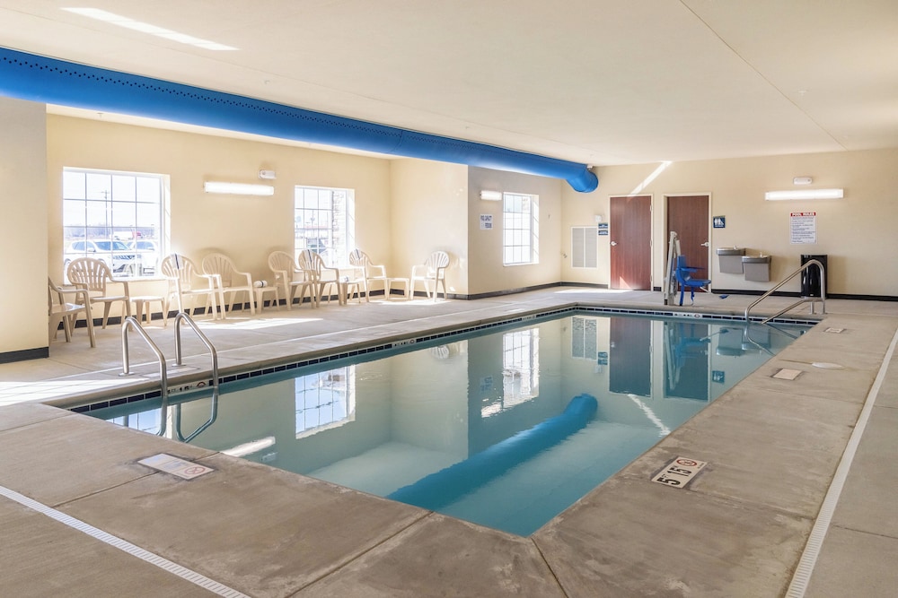 Cobblestone Hotel & Suites Newport - photo 33