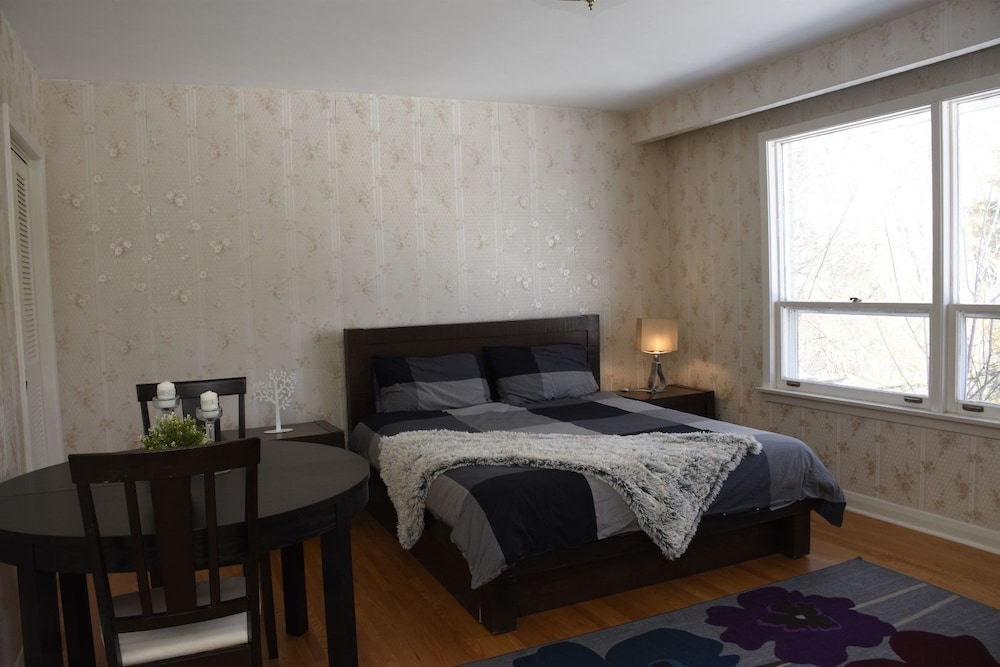 Kashaneh at Burbank - last minute hotel in Toronto