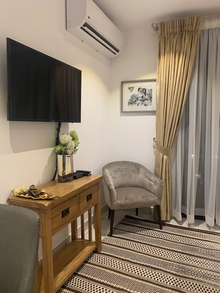 Fourth Circular Road - carbon neutral hotel in Accra