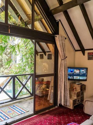The Annex at 64 : Cozy rustic cottage treehouse