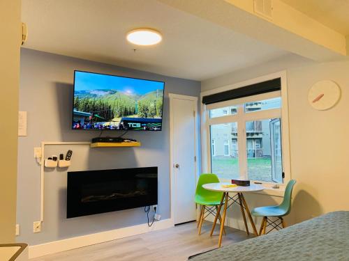 A Romantic Studio with Full Kitchen & AC 141 — 4-Star Luxury Hotel in Canmore, Canada