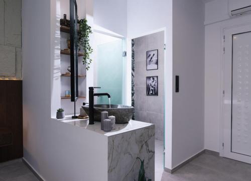 Iceberg Suite with Jacuzzi — Alimos — photo 4