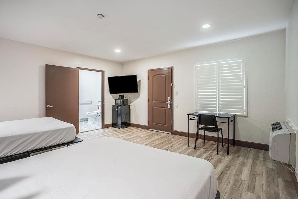 The Greens Hotel Stockton Blvd - photo 15