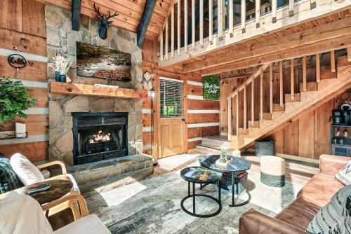 Family Fun Cabin on Bluff Mountain Hot Tub & Game Room — 4-Star Luxury Hotel in Sevierville, United States