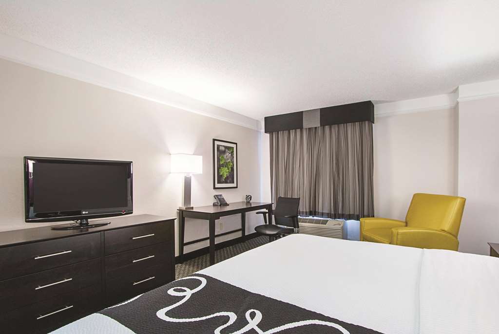 La Quinta Inn & Suites by Wyndham Univ Area Chapel Hill - photo 20