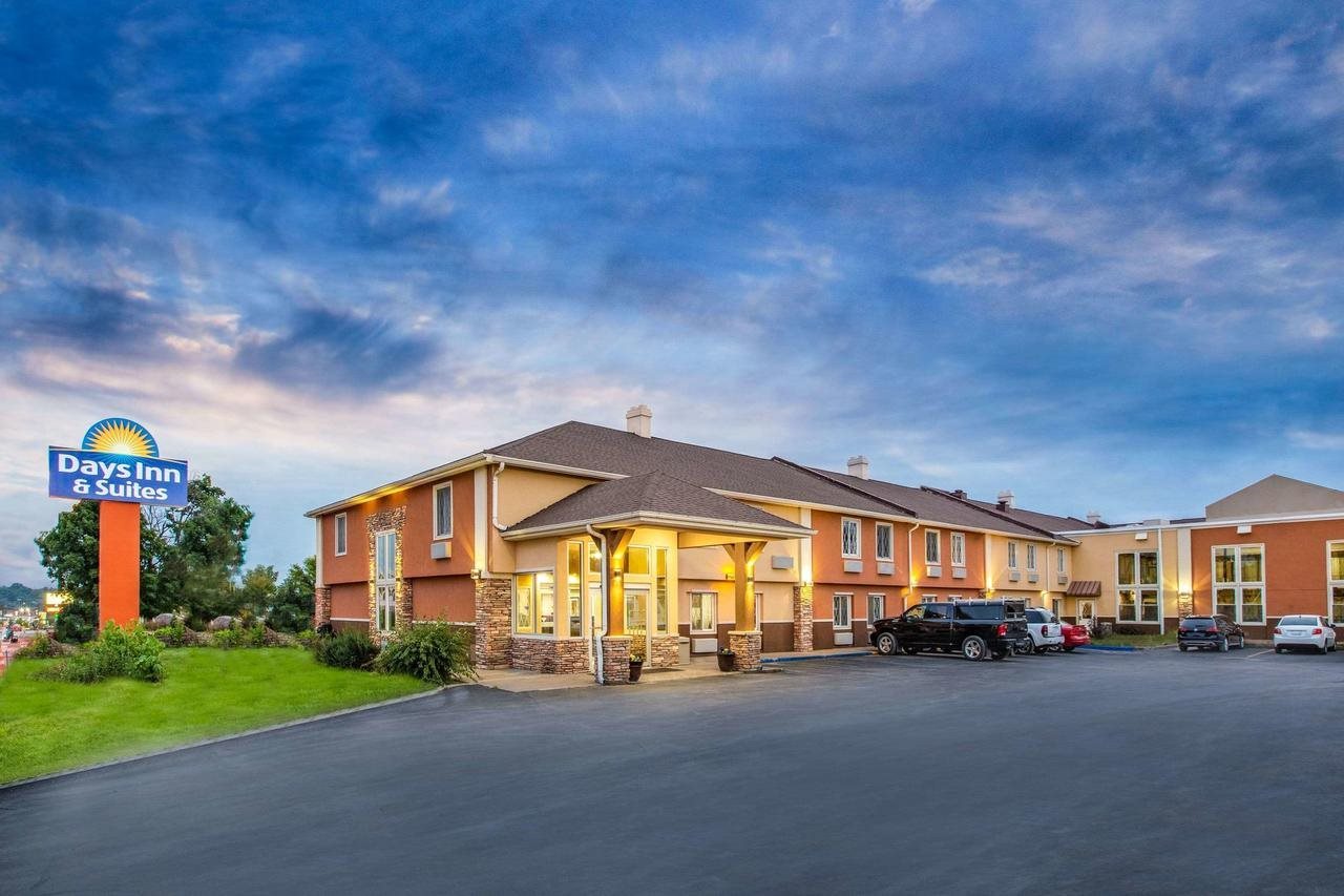 Days Inn and Suites by Wyndham Coralville Iowa City - carbon neutral hotel in Coralville