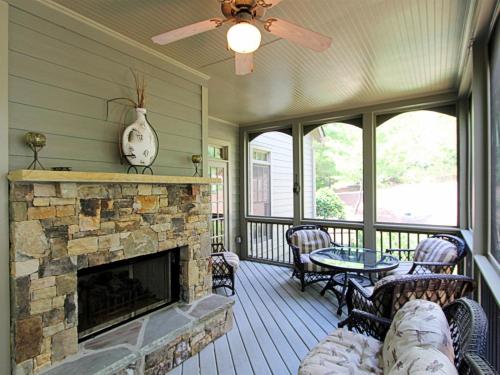 Tippy Canoe Lodge Relax by the fireplace or play ping pong and foosball — 4-Star Luxury Hotel in Jasper, United States