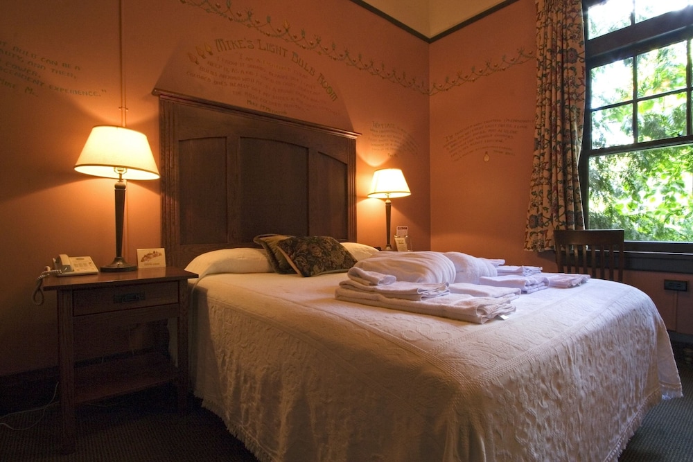 McMenamins Grand Lodge - photo 8