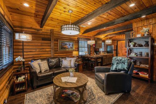 Cozy Lakefront Cabin on Lake Nantahala with Dock — 4-Star Luxury Hotel in Topton, United States