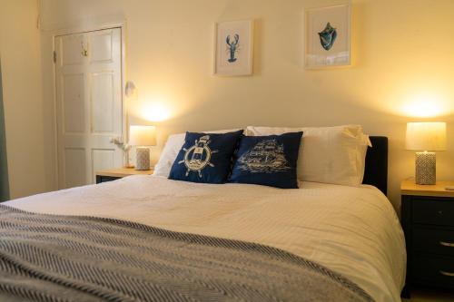 Bosun's Call Central Dartmouth 2 Bed homely Apartment Self Check In Pet Friendly Fast WiFi & Workspace Perfect location in the middle of the old town tucked away nice and quiet rated 10 out of 10 for location — 4-Star Luxury Hotel in Dartmouth, United Kingdom