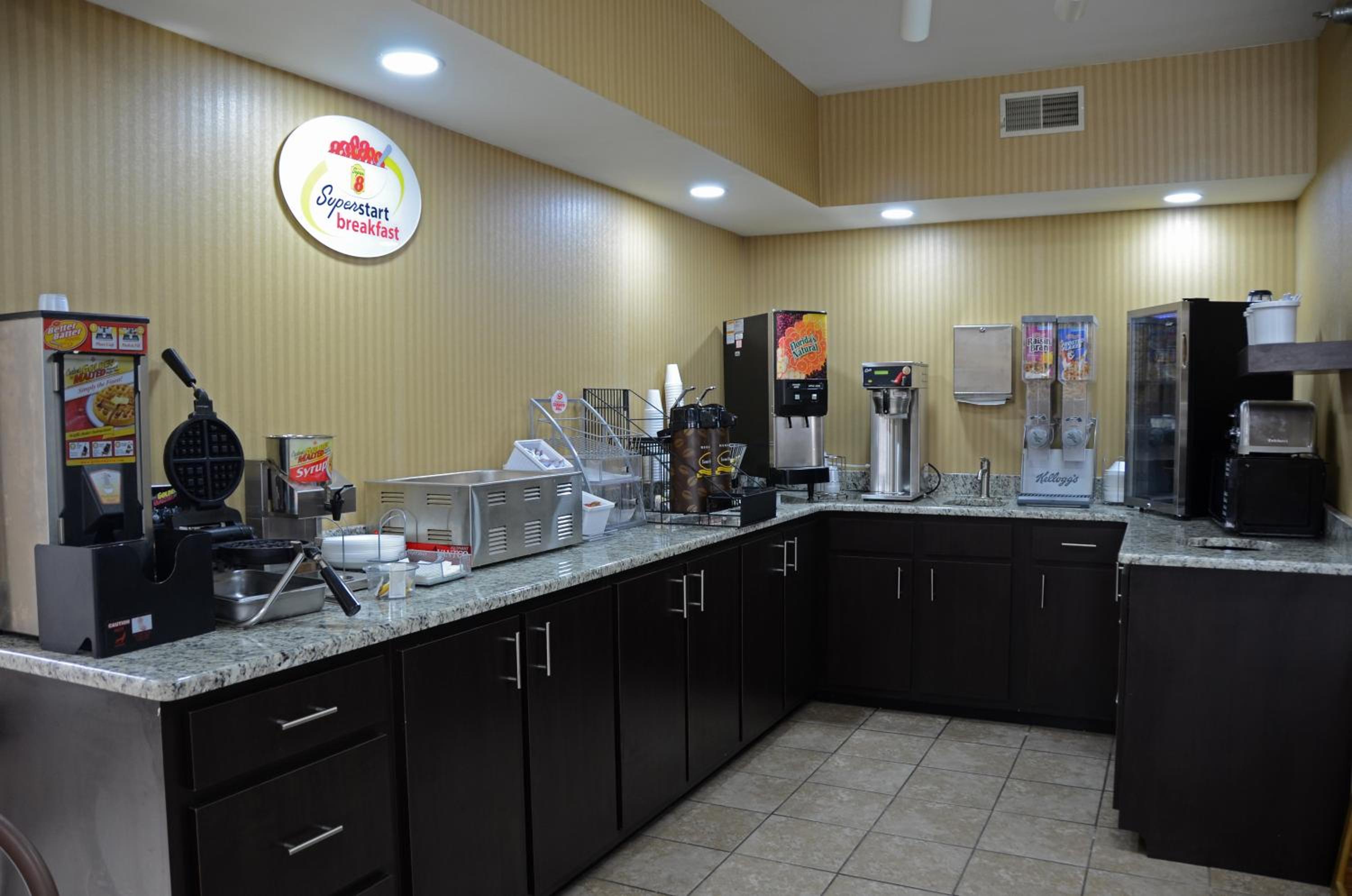 Super 8 by Wyndham Franklin Hwy 31 - photo 19