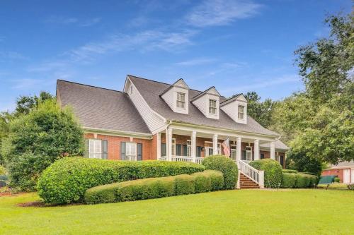 Luxury 5BR Estate Sleeps 12 Dream Pool — 4-Star Luxury Hotel in Conyers, United States
