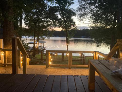 Cozy Lakehouse — hotel in Mineola