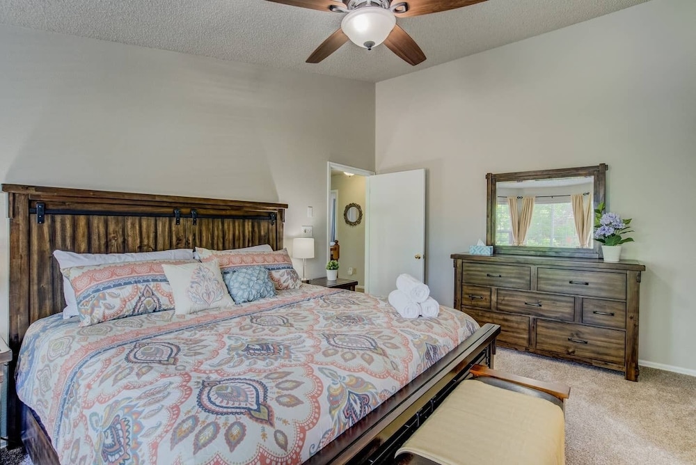 4BR AF Academyw hot Tub & Firepit - photo 8