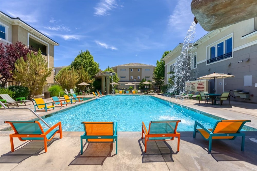 2BR Getaway Pool Gym Basketball Court & Theater Access — 4-Star Luxury Hotel in Reno, United States