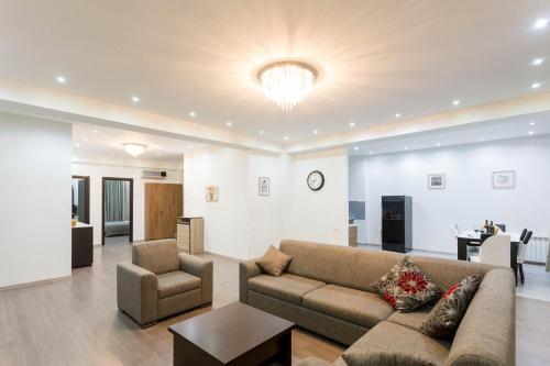 The Grand Apartment l