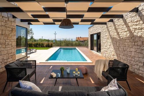 Absolute Traumvilla mit Pool Sauna Whirlpool 6 Bikes Tischtennis Outdoor Kueche Grillkamin in Unknown City, Croatia