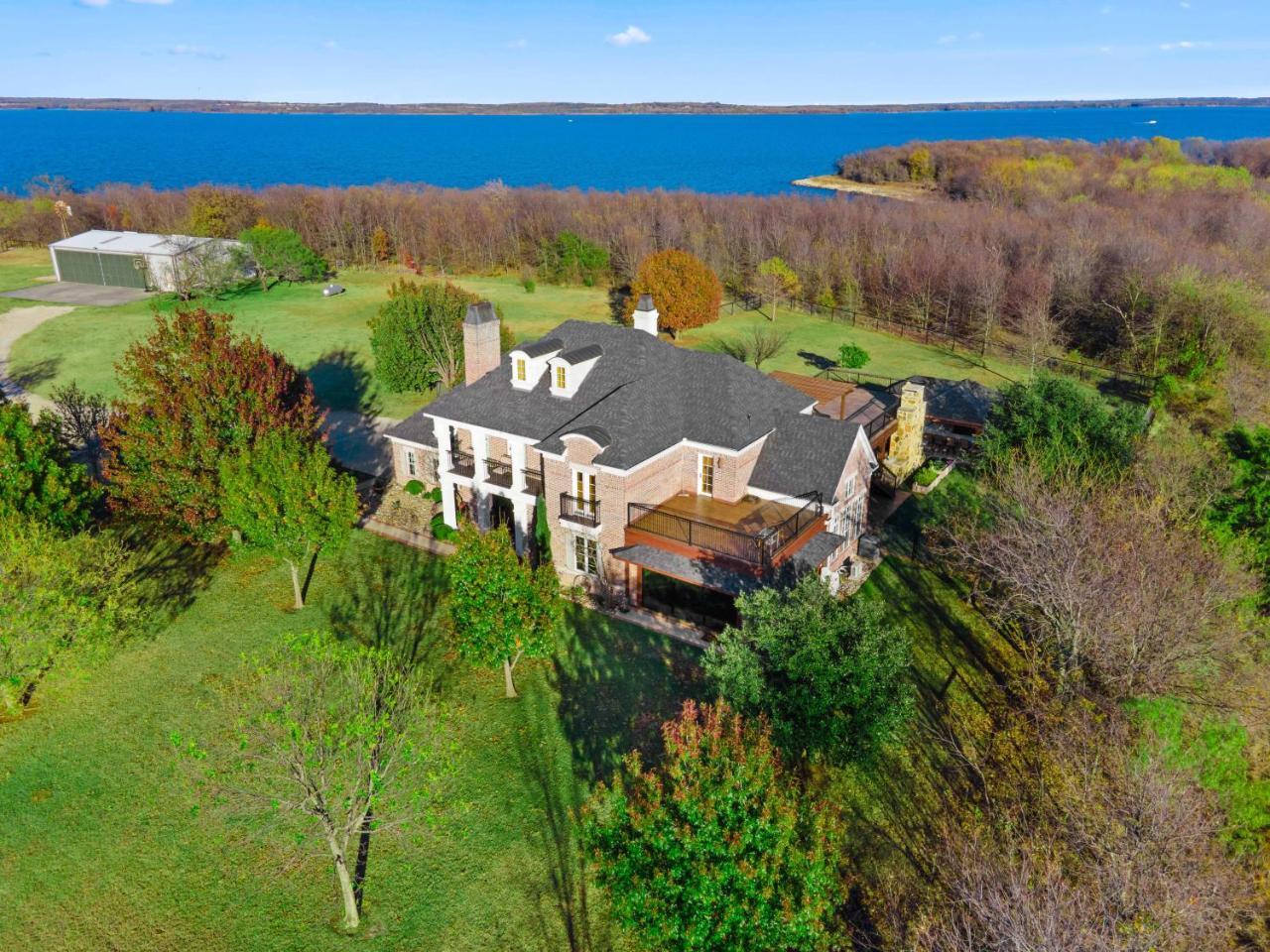 Luxury 5 Acre Private Estate on Lake Ray Roberts — hotel in Sanger