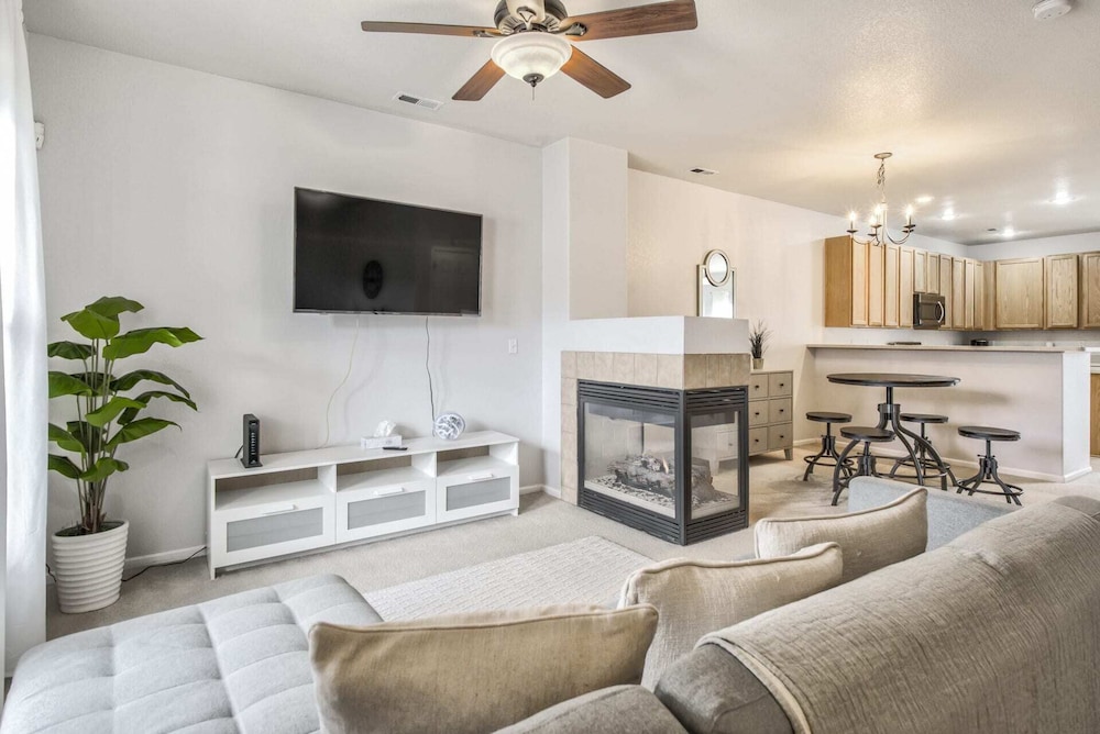 3brmodern Homenearby Parks & Mountains in Colorado Springs, United States