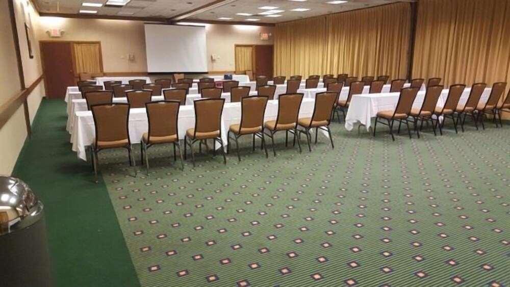 Howard Johnson by Wyndham Merrillville - photo 41