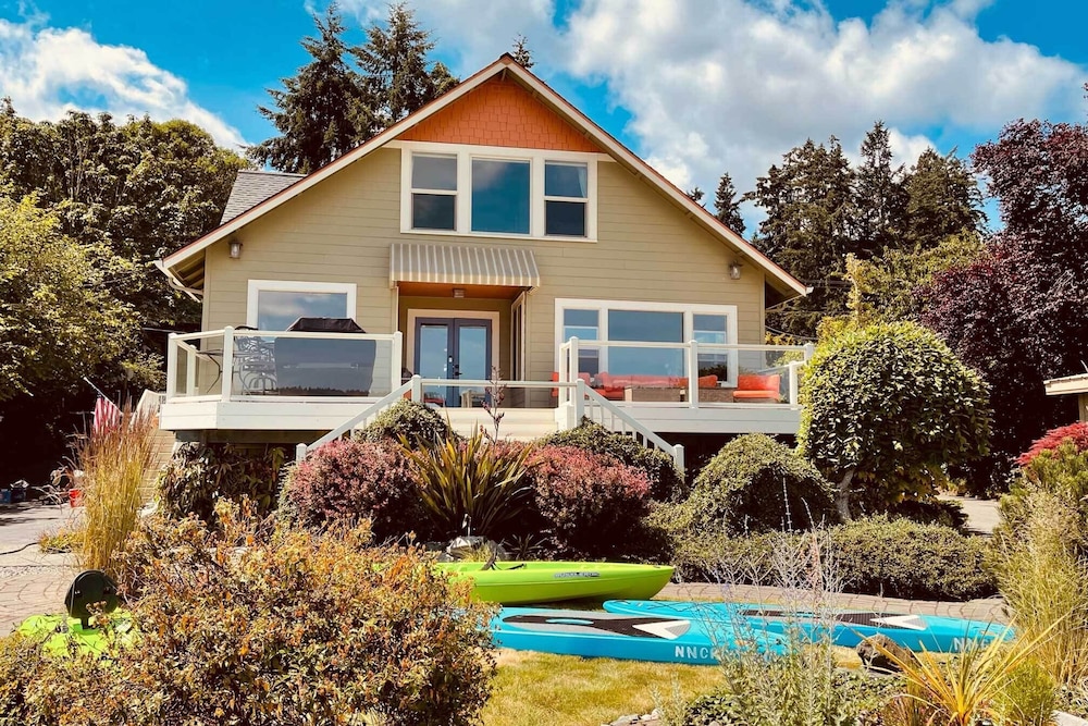 Direct Beach Access Getaway on Port Orchard — 4-Star Luxury Hotel in Bremerton, United States