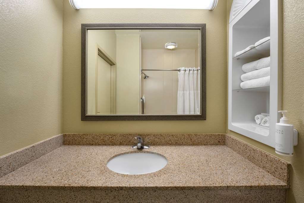 Hotel Marguerite Anaheim Garden Grove Trademark Collection by Wyndham - photo 39