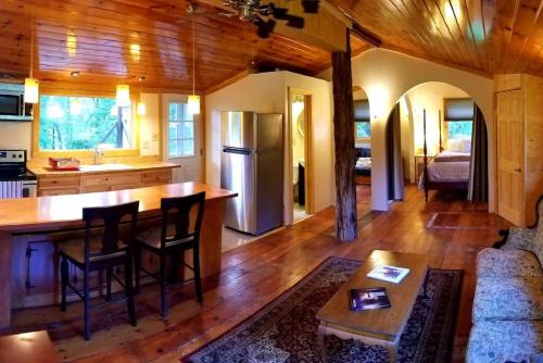Farmview Cottage at White Lotus Eco Spa Retreat — 4-Star Luxury Hotel in Stanardsville, United States