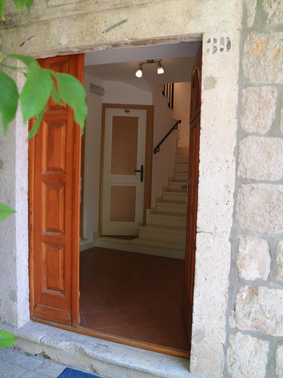 Studio Apartments & Rooms Lela Sipan Island