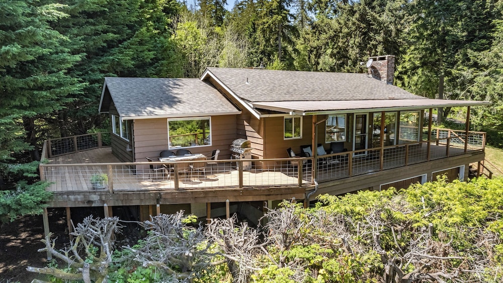 Eagles Watch by AvantStay Large Deck w Views in Coupeville, United States