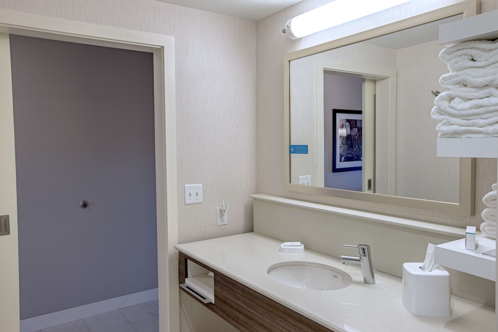 Hampton Inn by Hilton Amesbury - photo 25