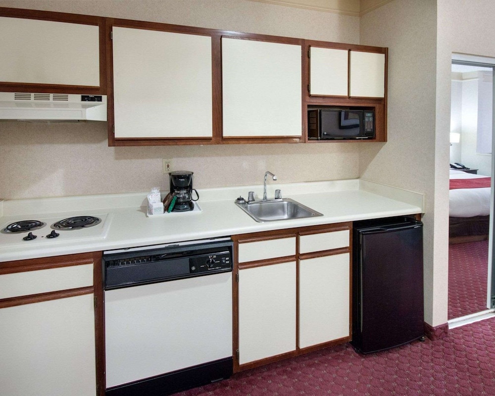 Comfort Suites Parkersburg South - photo 20