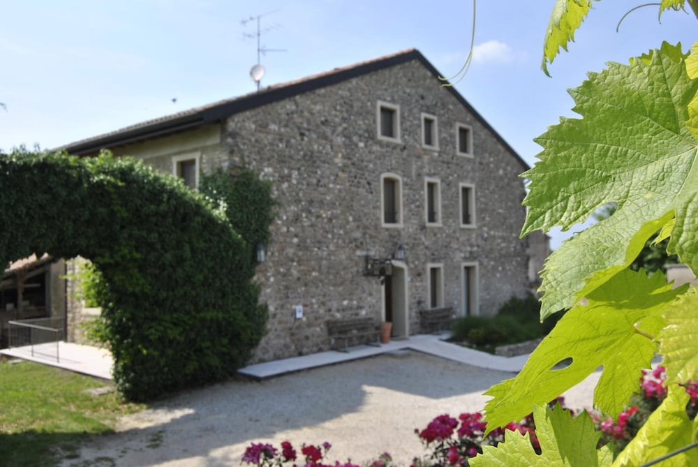 Agriturismo San Leone — 4-Star Luxury Hotel in Valeggio Sul Mincio, Italy