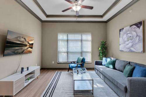 Chic 2BR Pool Gym Pkng Near BOK Ctr&Arts Dstrct — 4-Star Luxury Hotel in Tulsa, United States