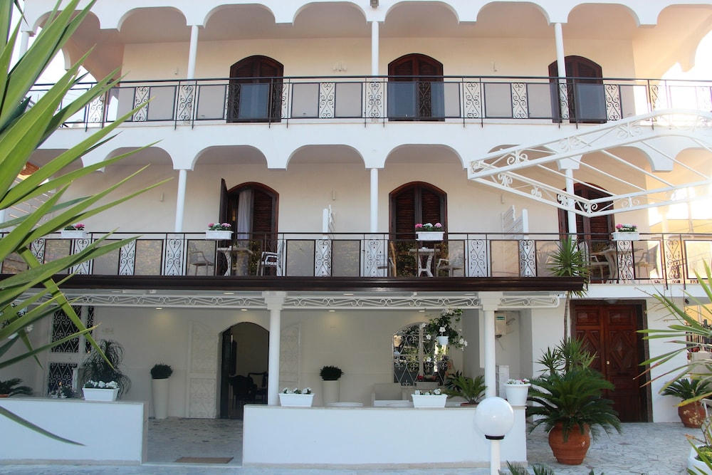 Villa Miriam — 4-Star Luxury Hotel in Gragnano, Italy