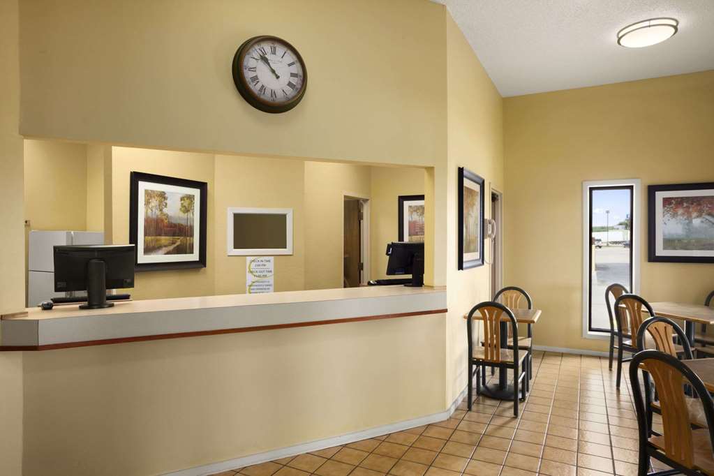 Super 8 by Wyndham Marion - photo 4