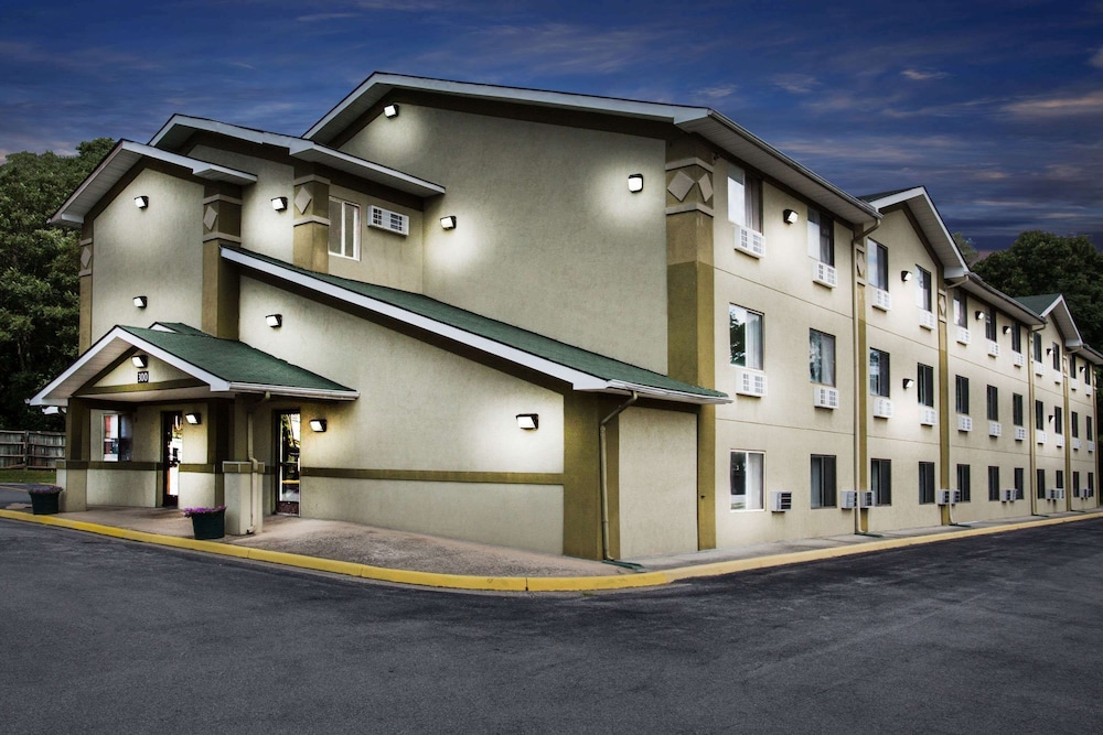 Super 8 by Wyndham Salem VA - featured photo