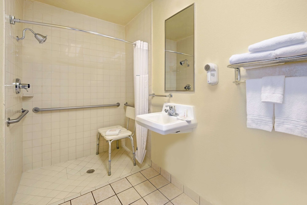 Super 8 by Wyndham El Paso Airport - photo 18
