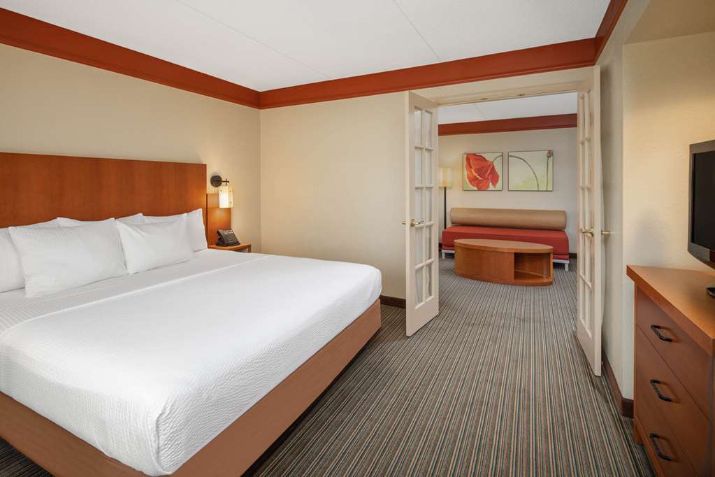 La Quinta Inn & Suites by Wyndham Atlanta Ballpark Galleria - photo 46