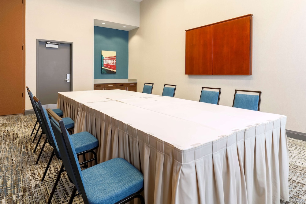 Hampton Inn & Suites Pittsburgh Downtown - photo 36